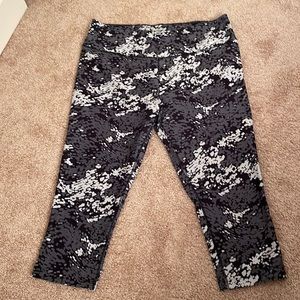Nike Dri-Fit digital camo capri leggings size XL
